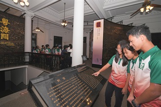 Customs YES organised the Customs YES Guangzhou, Hong Kong, Macao Exchange Tour for Hundred Youths from August 10 to today (August 13), to facilitate cultural integration, broaden horizons and deepen understanding of customs work in the three regions of the participants. Today the group visited the Canton Customs Museum.