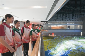Customs YES organised the Customs YES Guangzhou, Hong Kong, Macao Exchange Tour for Hundred Youths from August 10 to today (August 13), to facilitate cultural integration, broaden horizons and deepen understanding of customs work in the three regions of the participants. Today the group toured the Guangzhou Urban Planning Exhibition Center, gaining insights into the promotion of digitalisation, greening, and internationalisation of the urban planning in the Greater Bay Area.
