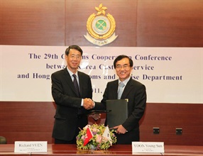 香港海關關長袁銘輝（左）與韓國海關關長尹永善今日（六月十日）在第二十九屆香港海關與韓國海關合作會議上交換簽訂的合作協議。