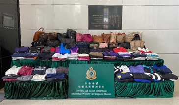 Hong Kong Customs seized a total of about 9 300 items of suspected counterfeit vintage clothes and 40 suspected counterfeit handbags with an estimated market value of about $5.3 million at Lok Ma Chau Control Point, Tsuen Wan and Mong Kok on March 12 and 16. This is the first case involving counterfeit vintage clothes detected by Customs. Photo shows some of the suspected counterfeit vintage clothes and suspected counterfeit handbags seized.