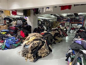 Hong Kong Customs seized a total of about 9 300 items of suspected counterfeit vintage clothes and 40 suspected counterfeit handbags with an estimated market value of about $5.3 million at Lok Ma Chau Control Point, Tsuen Wan and Mong Kok on March 12 and 16. This is the first case involving counterfeit vintage clothes detected by Customs. Photo shows the storehouse in Tsuen Wan of a vintage clothes company connected with the case.