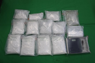 Hong Kong Customs conducted an anti-narcotics operation in Causeway Bay yesterday (January 14), seizing about 31.5 kilograms of suspected methamphetamine, about 2.5kg of suspected liquid methamphetamine, and a batch of drug packaging paraphernalia. Photo shows the suspected dangerous drugs and drug packaging paraphernalia seized.