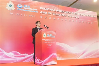 香港海关与亚太区情报联络中心于一月二十日至今日（一月二十二日）合办为期三日的亚太区风险管理及情报分析工作坊。图示亚太区情报联络中心主管大泽俊彦在工作坊上致欢迎辞。