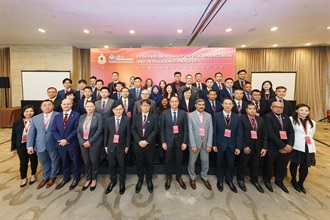 香港海关与亚太区情报联络中心于一月二十日至今日（一月二十二日）合办为期三日的亚太区风险管理及情报分析工作坊。图示海关助理关长（情报及调查）黄浩然（前排右六）、亚太区情报联络中心主管大泽俊彦（前排左六）、其他出席的香港海关人员和世界海关组织亚太区成员及地区机构代表合照。