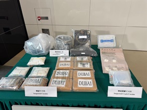 Hong Kong Customs yesterday (January 23) seized about 11 kilograms of suspected cocaine and 200 grams of suspected crack cocaine in To Kwa Wan and Tai Kok Tsui. The total estimated market value was about $9.6 million. Photo shows the suspected cocaine, the suspected crack cocaine and suspected drug manufacturing paraphernalia seized.