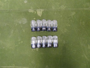 香港海关昨日（一月二十三日）在落马洲管制站侦破一宗涉及入境旅客管有属《药剂业及毒药规例》下第1部毒药的依托咪酯（「太空油毒品」的主要成分）案件。图示检获的怀疑「太空油毒品」烟弹。