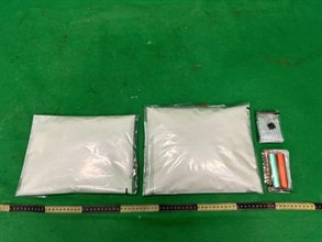 香港海关于一月八日在香港国际机场破获一宗涉及《药剂业及毒药规例》下第1部毒药的依托咪酯（「太空油毒品」的主要成分）案件，检获约三公斤怀疑「太空油毒品」，估计市值约三百二十万元。图示检获的怀疑「太空油毒品」、「太空油毒品」烟弹及电子烟装置。