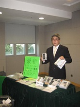 海关版权及商标调查（行动）课署理监督关煜群讲述检获载有大量怀疑侵权歌曲的手提电话记忆卡。