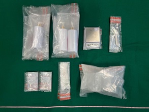 香港海关昨日（二月七日）在太子进行反毒品行动，检获约一点五公斤怀疑冰毒和一批毒品包装工具。图示检获的怀疑冰毒及毒品包装工具。