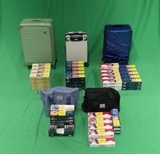 两名入境男旅客因处理和管有未完税香烟，以及未有向海关人员作出申报，违反《应课税品条例》，今日（二月十一日）在西九龙裁判法院分别被判处监禁四个月，以及监禁三个月和罚款。图示检获的未完税香烟。