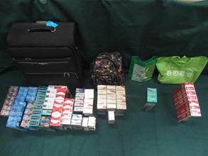 一名入境女旅客因管有未完税香烟和未有向海关人员作出申报，违反《应课税品条例》，今日（二月十三日）在粉岭裁判法院被判处监禁三个月和罚款。图示检获的未完税香烟。