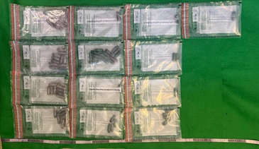 香港海关二月十四日在香港国际机场侦破一宗涉及四名入境旅客的体内藏毒案件，检获约九百克怀疑可卡因，估计市值约七十三万元。图示检获的怀疑可卡因。