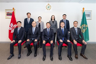 海关关长陈子达今日（二月二十日）在香港海关总部大楼与国家知识产权局副局长卢鹏起博士会面。图示陈子达（前排中）与卢鹏起博士（前排左二）及国家知识产权局代表团成员合照。