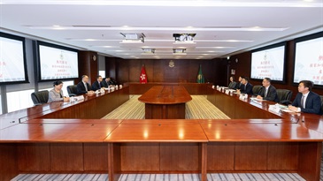 海关关长陈子达今日（二月二十日）在香港海关总部大楼与国家知识产权局副局长卢鹏起博士会面。图示双方进行会议。