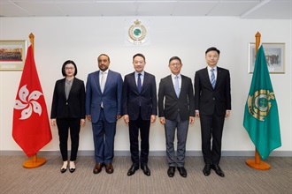 The Commissioner of Customs and Excise, Mr Chan Tsz-tat, today (February 21) met with the Director-General of Abu Dhabi Customs of the United Arab Emirates, Mr Rashed Lahej Al Mansoori, at the Customs Headquarters Building to enhance co-operation and establish closer ties. Photo shows Mr Chan (centre), Mr Al Mansoori (second left), and other attending officers.