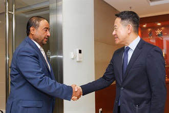 The Commissioner of Customs and Excise, Mr Chan Tsz-tat (right), today (February 21) held a courtesy meeting with the Director-General of Abu Dhabi Customs of the United Arab Emirates, Mr Rashed Lahej Al Mansoori (left), at the Customs Headquarters Building.