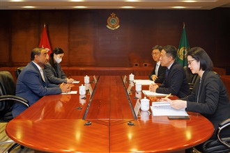 The Commissioner of Customs and Excise, Mr Chan Tsz-tat, today (February 21) met with the Director-General of Abu Dhabi Customs of the United Arab Emirates, Mr Rashed Lahej Al Mansoori, at the Customs Headquarters Building. Photo shows officers from both sides exchanging views on issues of mutual concern.