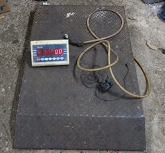 Hong Kong Customs yesterday (February 26) took enforcement action to crack down on shortweight activities involving a scrap trader in Tseung Kwan O. Photo shows a suspected inaccurate electronic platform scale used by the scrap trader concerned.