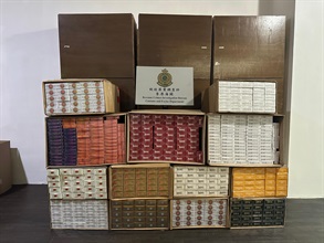 Hong Kong Customs yesterday (February 27) raided a suspected illicit cigarette storage centre in Kwai Chung and seized about 300 000 suspected illicit cigarettes with an estimated market value of about $1.4 million and a duty potential of about $1 million. Photo shows some of the suspected illicit cigarettes seized.