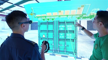 Hong Kong Customs' innovative training module "Cave Automatic Virtual Environment" (CAVE) received a silver award in Brandon Hall Group Technology Excellence Awards under the category "Best Advance in Augmented and Virtual Reality" at the end of last year. Photo shows a Customs trainee undergoing cargo clearance training under the guidance of an instructor at a virtual scene in CAVE.