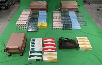 一名入境女旅客因处理未完税香烟和未有向海关人员作出申报，违反《应课税品条例》，今日（二月十七日）在西九龙裁判法院被判处监禁六个月及罚款五百元。图示检获的未完税香烟。