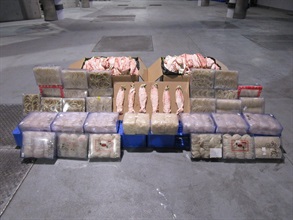 香港海关二月二十日在港珠澳大桥香港口岸侦破一宗涉嫌利用出境私家车走私的案件，检获约二十四公斤怀疑走私燕窝及约四十三公斤怀疑受管制鱼肚，估计市值共约五百二十万元。图示检获的怀疑走私食材。