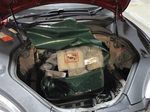 香港海关二月二十日在港珠澳大桥香港口岸侦破一宗涉嫌利用出境私家车走私的案件，检获约二十四公斤怀疑走私燕窝及约四十三公斤怀疑受管制鱼肚，估计市值共约五百二十万元。图示藏于车头行李箱下的怀疑走私燕窝。