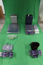 一名入境男旅客因处理未完税香烟以及未有向海关人员作出申报，违反《应课税品条例》，昨日（三月八日）在九龙城裁判法院被判处监禁六个月及罚款。图示检获的未完税香烟。