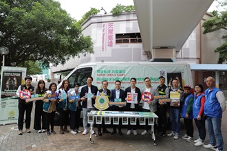 香港海关今日（三月十一日）与多名元朗区区议员和多个政府部门进行联合反私烟宣传活动。图示海关、卫生署控烟酒办公室、房屋署人员和元朗区区议员及社区关爱队成员。