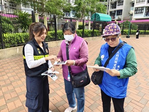 香港海关今日（三月十一日）与多名元朗区区议员和多个政府部门进行联合反私烟宣传活动。图示海关人员及社区关爱队成员向居民派发宣传单张。