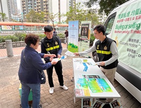 香港海关今日（三月十一日）与多名元朗区区议员和多个政府部门进行联合反私烟宣传活动。图示海关人员向居民讲解反私烟信息。