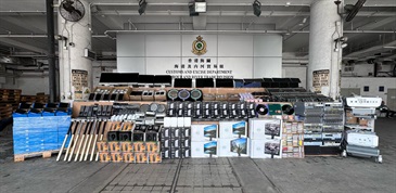 香港海关三月一日及三日在葵涌货柜码头及青衣海关验货场侦破四宗涉嫌利用远洋船和内河船走私货物的案件，检获大批怀疑走私电子货物，估计市值共约三亿五千五百万元。图示检获的怀疑走私电子货物。