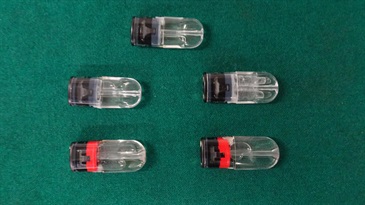 香港海关于三月十四日在落马洲管制站侦破一宗涉及出境旅客管有属《危险药物条例》的依托咪酯（「太空油毒品」的主要成分）及属《药剂业及毒药条例》下的第1部毒药「他达拉非」案件，检获五粒怀疑「太空油毒品」烟弹，十六粒怀疑「他达拉非」及一支电子烟装置。图示检获的怀疑「太空油毒品」烟弹。