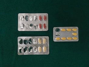 香港海关于三月十四日在落马洲管制站侦破一宗涉及出境旅客管有属《危险药物条例》的依托咪酯（「太空油毒品」的主要成分）及属《药剂业及毒药条例》下的第1部毒药「他达拉非」案件，检获五粒怀疑「太空油毒品」烟弹，十六粒怀疑「他达拉非」及一支电子烟装置。图示检获的怀疑「他达拉非」。