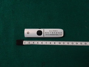 香港海关于三月十四日在落马洲管制站侦破一宗涉及出境旅客管有属《危险药物条例》的依托咪酯（「太空油毒品」的主要成分）及属《药剂业及毒药条例》下的第1部毒药「他达拉非」案件，检获五粒怀疑「太空油毒品」烟弹，十六粒怀疑「他达拉非」及一支电子烟装置。图示检获的电子烟装置。