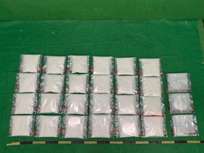 香港海关三月十一日和昨日（三月十七日）在香港国际机场和葵涌检获共约六公斤怀疑氯胺酮和约八克怀疑冰毒，估计市值超过二百八十万元。图示藏于开瓶器包装盒内的怀疑氯胺酮。