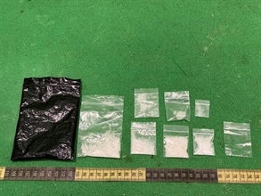 香港海关三月十一日和昨日（三月十七日）在香港国际机场和葵涌检获共约六公斤怀疑氯胺酮和约八克怀疑冰毒，估计市值超过二百八十万元。图示在被捕人士身上检获的怀疑冰毒。