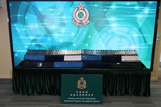 香港海关于三月十四至十七日期间，在观塘区进行打击跨境冒牌货品行动，并在两间公司检获共约九千部怀疑冒牌手提电话，市值共约六百四十万元。图示检获的怀疑冒牌手提电话。