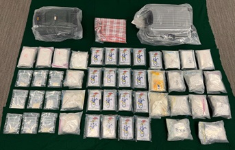 香港海关昨日（三月二十一日）在尖沙咀检获约三十九公斤怀疑可卡因，估计市值约三千三百万元。图示检获的怀疑可卡因。