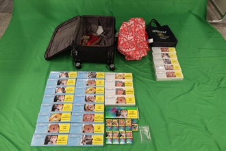 一名四十四岁入境男旅客因管有未完税香烟以及未有向海关人员作出申报，违反《应课税品条例》，今日（三月二十二日）在九龙城裁判法院被判处监禁三十八天及罚款一千元。图示检获的未完税香烟。