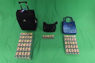 一名七十四岁入境女旅客因管有未完税香烟以及未有向海关人员作出申报，违反《应课税品条例》，今日（三月二十二日）在九龙城裁判法院被判处监禁三十八天及罚款一千元。图示检获的未完税香烟。