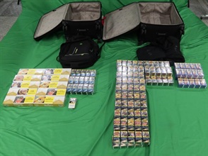 一名五十四岁入境女旅客因管有未完税香烟以及未有向海关人员作出申报，违反《应课税品条例》，今日（三月二十二日）在九龙城裁判法院被判处监禁四十八日及罚款一千二百元。图示检获的未完税香烟。