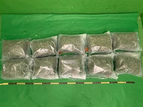 香港海关昨日（三月二十二日）在香港国际机场侦破一宗行李藏毒的贩毒案件，检获约十公斤、估计市值约二百二十万元的怀疑大麻花。图示检获的怀疑大麻花。