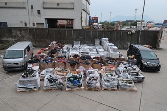 香港海关三月十六日侦破一宗涉嫌利用远洋船走私的案件，检获一批怀疑走私货物，包括冰箱、平板电脑、手提电话和衣物，估计市值约一千万元。图示检获的怀疑走私货物。