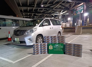 一名三十八岁入境男司机因进口未完税香烟和未有向海关人员作出申报，违反《应课税品条例》，今日（三月二十五日）在西九龙裁判法院被判处监禁三个月和罚款一千元。图示涉案的入境私家车和检获的未完税香烟。