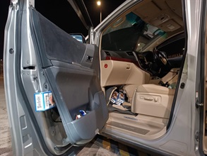 一名三十八岁入境男司机因进口未完税香烟和未有向海关人员作出申报，违反《应课税品条例》，今日（三月二十五日）在西九龙裁判法院被判处监禁三个月和罚款一千元。图示部分未完税香烟被藏于涉案私家车的前排车门夹层。