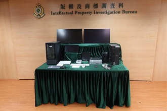 香港海关昨日（三月二十五日）采取执法行动，打击以非法串流技术向公众传播电视频道及侵权动画影片的非法活动，并检获两部收费电视频道的电视解码器、一套电视讯号接收设备、三部用作怀疑非法串流的电脑伺服器、一部用以遥距操作电脑伺服器的电脑、一部手提电话，以及一批电脑设备和影视器材，估计市值约四万元。图示部分检获怀疑用作非法串流的物品。