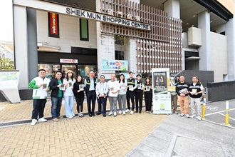 香港海关今日（三月二十六日）与多名沙田区区议员和多个政府部门进行联合反私烟宣传活动。图示海关、卫生署控烟酒办公室、房屋署人员和沙田区区议员。