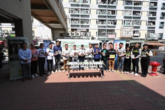 香港海关今日（三月二十六日）与多名沙田区区议员和多个政府部门进行联合反私烟宣传活动。图示海关、卫生署控烟酒办公室、警务处、房屋署人员和沙田区区议员。