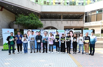 香港海关今日（三月二十六日）与多名沙田区区议员和多个政府部门进行联合反私烟宣传活动。图示海关、卫生署控烟酒办公室、警务处、房屋署人员和沙田区区议员。